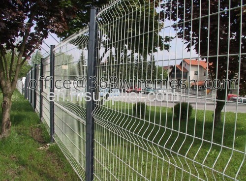 fence with triangle bends.bending triangular welding net