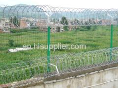 Hot dipped galvanized and PVC coated barbed wire.
