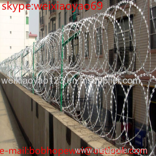 Low Price Galvanized BTO-22 Concertina Razor Barbed Wire / Razor Barbed Wire / Razor Wire Fence