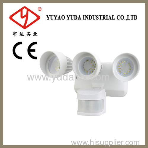 Triplehead motion sensor outdoor flood lamp