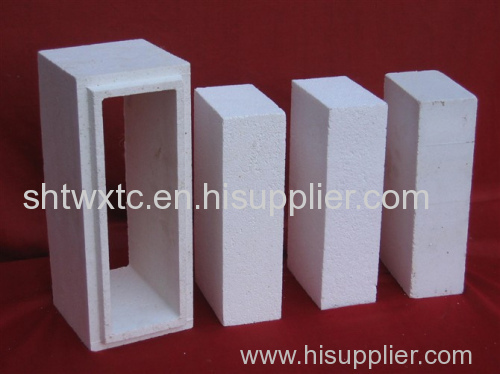 Fused silica bricks for hot repairs in glass furnaces