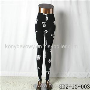 SD2-13-003 Fashion Knit Black And White Crossbones Print Leggings