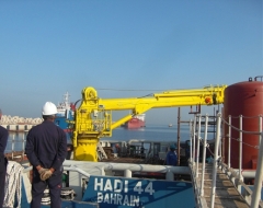 Hydraulic telescopic crane for marine ship