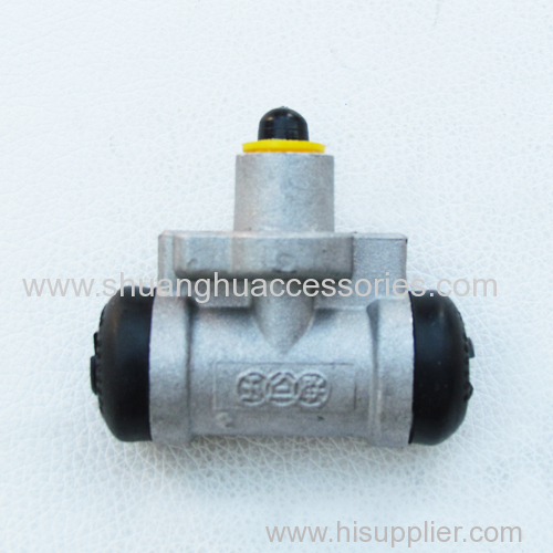 Wheel cylinder for self-adjusting drum brake