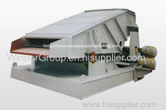 Mobile linear vibrating screen for coal mines