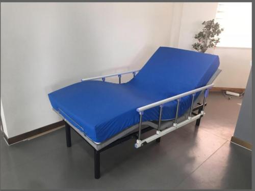 Factory price hospital nursing bed healthcare bed with hand rails best adjustable bed