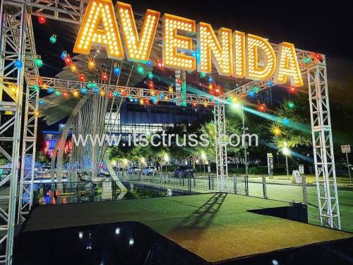 Truss and lighting for Avenida Plaza in Texa