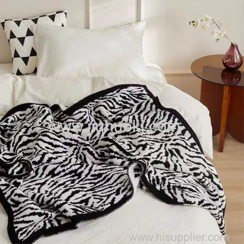 The multi-functional blanket can be machine washed at will to cover the office nap sofa