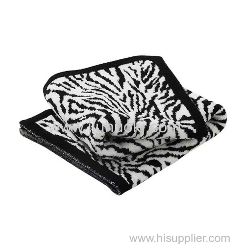 The multi-functional blanket can be machine washed at will to cover the office nap sofa