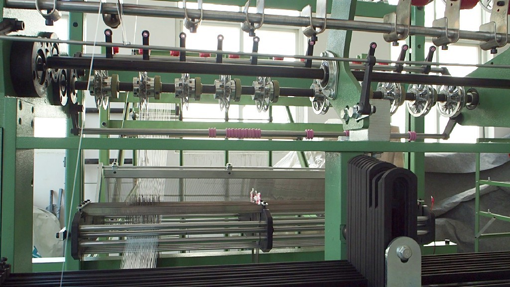 Yarn feeding and guide system of needle loom