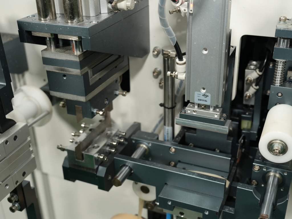 Automatic webbing winding machine winding unit